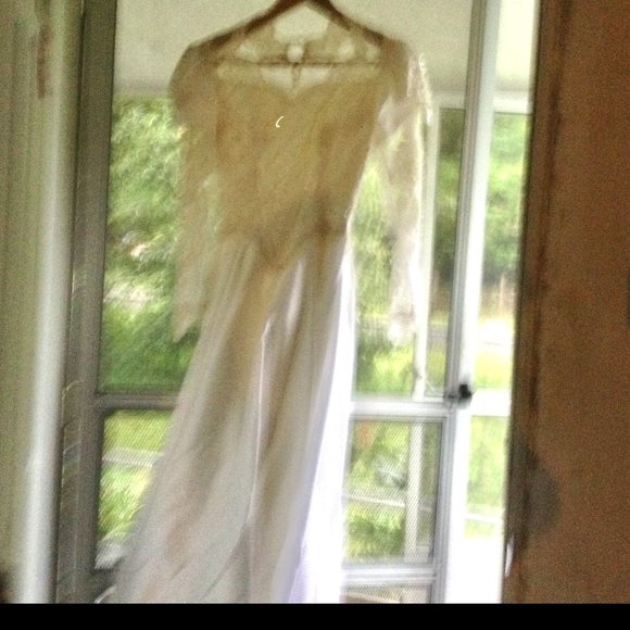 Wedding dress - Picture 2 of 2